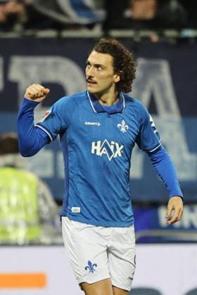 01.11.2025, xtvx, Fussball 2.Bundesliga, SV Darmstadt 98 - Arminia Bielefeld v.l. Goal scored, Tor zum 1:0 Fraser Hornby (SV Darmstadt 98) Torjubel, Goal celebration, celebrate the goal, celebrates scoring (DFL DFB REGULATIONS PROHIBIT ANY USE OF PHOTOGRAPHS as IMAGE SEQUENCES and or QUASI-VIDEO) Darmstadt