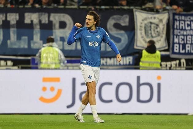 01.11.2025, xtvx, Fussball 2.Bundesliga, SV Darmstadt 98 - Arminia Bielefeld v.l. Goal scored, Tor zum 1:0 Fraser Hornby (SV Darmstadt 98) Torjubel, Goal celebration, celebrate the goal, celebrates scoring (DFL DFB REGULATIONS PROHIBIT ANY USE OF PHOTOGRAPHS as IMAGE SEQUENCES and or QUASI-VIDEO) Darmstadt