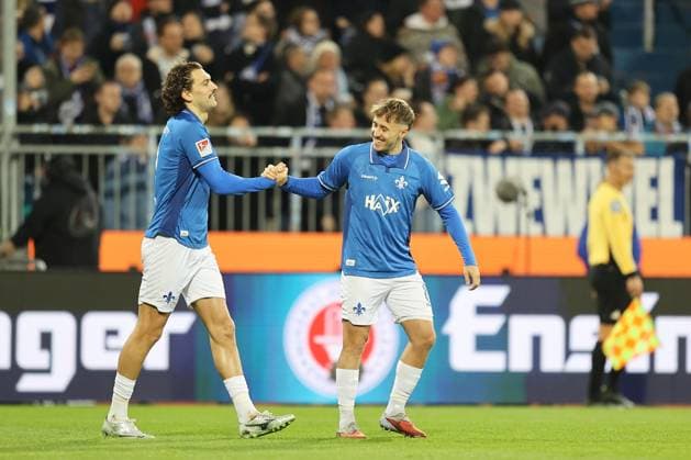 01.11.2025, xtvx, Fussball 2.Bundesliga, SV Darmstadt 98 - Arminia Bielefeld v.l. Goal scored, Tor zum 1:0 Fraser Hornby (SV Darmstadt 98) Torjubel, Goal celebration, celebrate the goal, celebrates scoring Luca Marseiler (SV Darmstadt 98) (DFL DFB REGULATIONS PROHIBIT ANY USE OF PHOTOGRAPHS as IMAGE SEQUENCES and or QUASI-VIDEO) Darmstadt