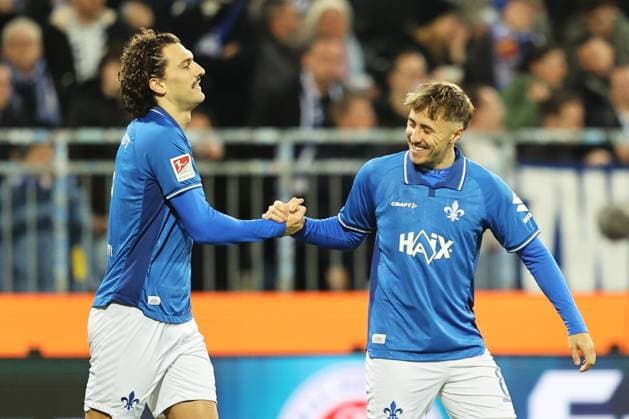 01.11.2025, xtvx, Fussball 2.Bundesliga, SV Darmstadt 98 - Arminia Bielefeld v.l. Goal scored, Tor zum 1:0 Fraser Hornby (SV Darmstadt 98) Torjubel, Goal celebration, celebrate the goal, celebrates scoring Luca Marseiler (SV Darmstadt 98) (DFL DFB REGULATIONS PROHIBIT ANY USE OF PHOTOGRAPHS as IMAGE SEQUENCES and or QUASI-VIDEO) Darmstadt