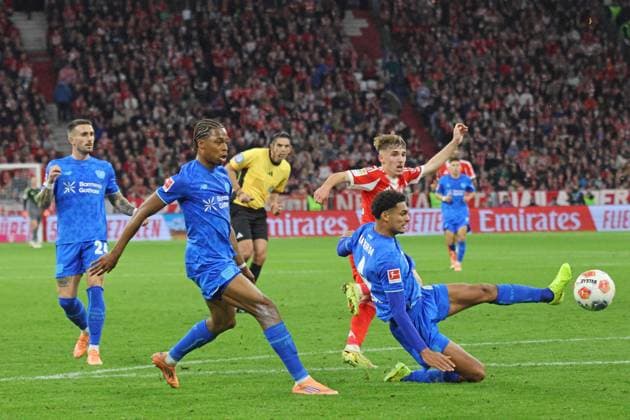 42 Lennart Karl (FCB) gegen 4 Jarell Quansah (Leverkusen) Aktion, Zweikampf, Schuss, Chance, Torchance Fussball 1. BL FC Bayern München - Bayer 04 Leverkusen 01.11.2025 Allianz Arena FOTO: Mladen Lackovic LakoPress