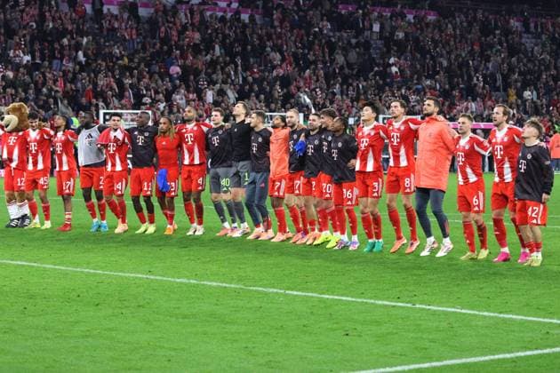 Mannschaftsjubel, Jubel, jubeln, alle, am Spielende (FCB) gegen (Leverkusen) Fussball 1. BL FC Bayern München - Bayer 04 Leverkusen 01.11.2025 Allianz Arena FOTO: Mladen Lackovic LakoPress
