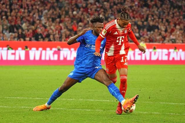 17 Michael Olise (FCB) gegen 12 Edmond Tapsoba (Leverkusen) Aktion, Zweikampf, Fussball 1. BL FC Bayern München - Bayer 04 Leverkusen 01.11.2025 Allianz Arena FOTO: Mladen Lackovic LakoPress