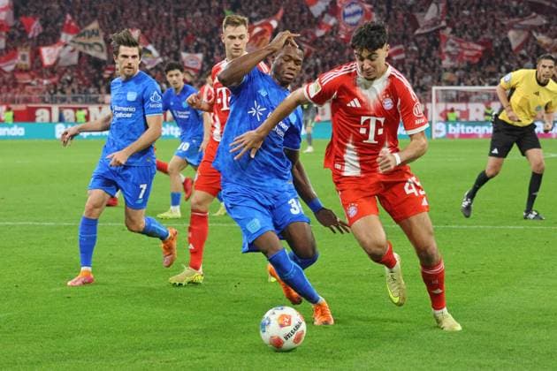 45 Aleksandar Pavlovic, am Ball und 6 Joshua Kimmich (FCB) gegen 35 Christian Kofane, 7 Jonas Hofmann (Leverkusen) Aktion, Zweikampf, Fussball 1. BL FC Bayern München - Bayer 04 Leverkusen 01.11.2025 Allianz Arena FOTO: Mladen Lackovic LakoPress