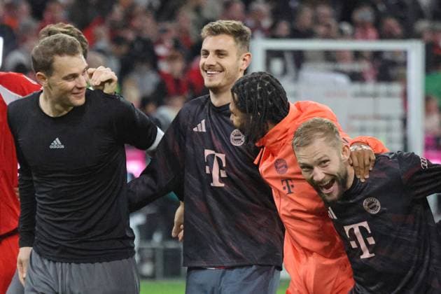 v.l. 1 Manuel Neuer, 44 Josip Stanisic, 7 Serge Gnabry, 27 Konrad Laimer (FCB) sind gut gelaunt, am Spielende, Jubel, Schlussjubel Fussball 1. BL FC Bayern München - Bayer 04 Leverkusen 01.11.2025 Allianz Arena FOTO: Mladen Lackovic LakoPress
