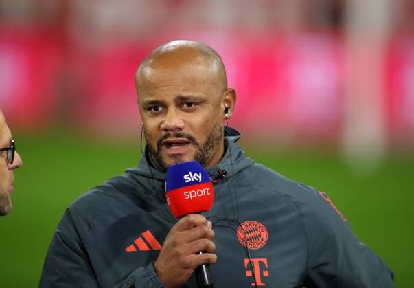 Fussball, Herren, Bundesliga, Saison 2025 2026, FC Bayern München - Bayer 04 Leverkusen, Allianz Arena Vincent Kompany, Trainer (FC Bayern München) beim Interview Sky DFB, DFL regulations prohibit any use of photographs as image sequences and or quasi-video