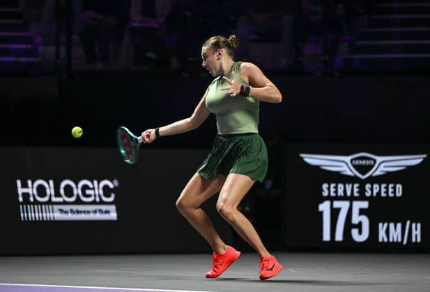 WTA, Tennis Damen Finals 2025 in Riyadh - Day One RIYADH, SAUDI ARABIA – NOVEMBER 01: Amanda Anisimowa of of the United States plays against Elena Rybakina of Kazakhstan during their match on Day 1 of the 2025 WTA Finals, part of the Hologic WTA Tour, at King Saud University Indoor Arena in Riyadh, Saudi Arabia, on November 1, 2025. Artur Widak Anadolu Riyadh Saudi Arabia. Editorial use only. Please get in touch for any other usage.  Copyright: x2025xAnadoluxArturxWidakx
