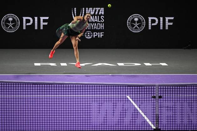 WTA, Tennis Damen Finals 2025 in Riyadh - Day One RIYADH, SAUDI ARABIA – NOVEMBER 01: Amanda Anisimowa of of the United States plays against Elena Rybakina of Kazakhstan during their match on Day 1 of the 2025 WTA Finals, part of the Hologic WTA Tour, at King Saud University Indoor Arena in Riyadh, Saudi Arabia, on November 1, 2025. Artur Widak Anadolu Riyadh Saudi Arabia. Editorial use only. Please get in touch for any other usage.  Copyright: x2025xAnadoluxArturxWidakx
