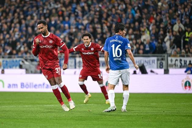 01.11.2025, Fussball, 2. Bundesliga, 11. Spieltag Saison 2025 2026, SV Darmstadt 98 - DSC Arminia Bielefeld, Noah Joel Sarenren Bazee (DSC Arminia Bielefeld) freut sich über das Tor zum 1:1, xRHR-FOTO TKx