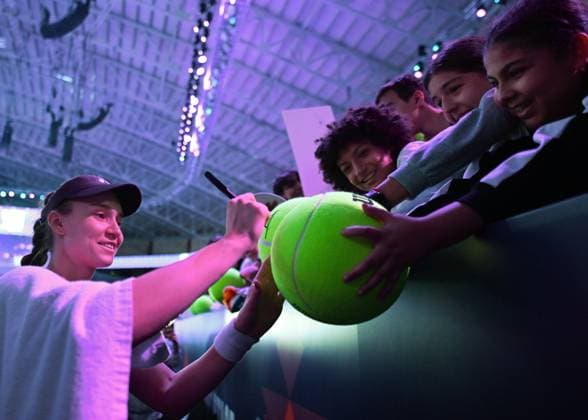 WTA, Tennis Damen Finals 2025 in Riyadh - Day One RIYADH, SAUDI ARABIA – NOVEMBER 01: Elena Rybakina of Kazakhstan meets fans after winning against Amanda Anisimowa of of the United States, on Day 1 of the 2025 WTA Finals, part of the Hologic WTA Tour, at King Saud University Indoor Arena in Riyadh, Saudi Arabia, on November 1, 2025. Artur Widak Anadolu Riyadh Saudi Arabia. Editorial use only. Please get in touch for any other usage.  Copyright: x2025xAnadoluxArturxWidakx