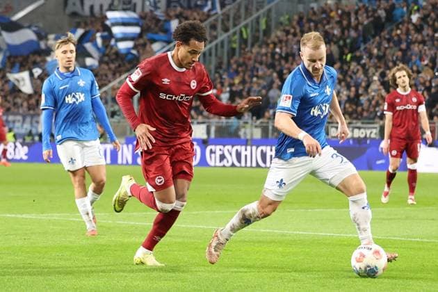 01.11.2025, xrekx, Fussball 2.Bundesliga, SV Darmstadt 98 - Arminia Bielefeld v.l. Monju Momuluh (Arminia Bielefeld) Fabian Holland (SV Darmstadt 98) Zweikampf, Aktion, action, battle for the ball (DFL DFB REGULATIONS PROHIBIT ANY USE OF PHOTOGRAPHS as IMAGE SEQUENCES and or QUASI-VIDEO) Darmstadt