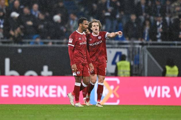 01.11.2025, Fussball, 2. Bundesliga, 11. Spieltag Saison 2025 2026, SV Darmstadt 98 - DSC Arminia Bielefeld, Noah Joel Sarenren Bazee (DSC Arminia Bielefeld), Mael Corboz (DSC Arminia Bielefeld) xRHR-FOTO TKx
