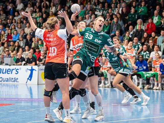 Luisa Schulze (Frisch Auf Frauen, 33) im Duell am Kreis mit Maxi Muehlner (HSG Blomberg-Lippe, 10) und Nieke Kuehne (HSG Blomberg-Lippe, 09), Frisch Auf Goeppingen vs. HSG Blomberg-Lippe, Handball, 1. Bundesliga, Spielzeit 2025 2026, 01.11.2025 Frisch Auf Goeppingen vs. HSG Blomberg-Lippe, Handball, 1. Bundesliga, Spielzeit 2025 2026, 01.11.2025 Goeppingen Copyright: xMichaelxSchmidt Eibner-Pressefotx EP_MST