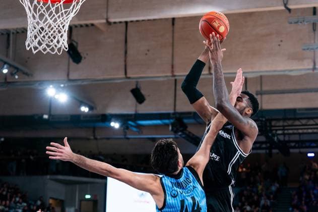 Benedikt Turudic (Veolia Towers Hamburg, 44) verteidigt hart gegen Ejiofor Onu (BMA365 Bamberg Baskets, 35), Hand vor dem Gesicht, GER, Veolia Towers Hamburg vs BMA365 Bamberg Baskets, Basketball, Bundesliga, Spieltag 6, Saison 2025 2026, 01.11.2025 GER, Veolia Towers Hamburg vs BMA365 Bamberg Baskets, Basketball, Bundesliga, Spieltag 6, Saison 2025 2026, 01.11.2025 Hamburg Copyright: xEibner-Pressefoto MaxxVincenx EP_MVN