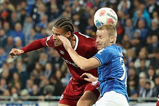 01.11.2025, xrekx, Fussball 2.Bundesliga, SV Darmstadt 98 - Arminia Bielefeld v.l. Joel Felix (Arminia Bielefeld) Fabian Holland (SV Darmstadt 98) Zweikampf, Aktion, action, battle for the ball (DFL DFB REGULATIONS PROHIBIT ANY USE OF PHOTOGRAPHS as IMAGE SEQUENCES and or QUASI-VIDEO) Darmstadt