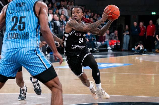 Cobe Williams (BMA365 Bamberg Baskets, 24) im Dribbling gegen Justin Edler Davis (Veolia Towers Hamburg, 19), GER, Veolia Towers Hamburg vs BMA365 Bamberg Baskets, Basketball, Bundesliga, Spieltag 6, Saison 2025 2026, 01.11.2025 GER, Veolia Towers Hamburg vs BMA365 Bamberg Baskets, Basketball, Bundesliga, Spieltag 6, Saison 2025 2026, 01.11.2025 Hamburg Copyright: xEibner-Pressefoto MaxxVincenx EP_MVN