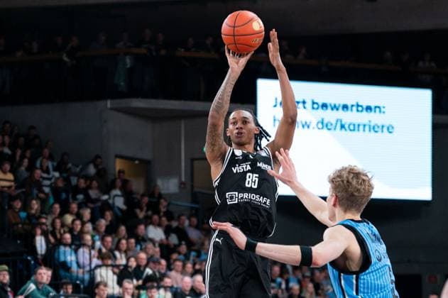 Austin Crowley (BMA365 Bamberg Baskets, 85) beim Wurf, Zsombor Maronka (Veolia Towers Hamburg, 05), GER, Veolia Towers Hamburg vs BMA365 Bamberg Baskets, Basketball, Bundesliga, Spieltag 6, Saison 2025 2026, 01.11.2025 GER, Veolia Towers Hamburg vs BMA365 Bamberg Baskets, Basketball, Bundesliga, Spieltag 6, Saison 2025 2026, 01.11.2025 Hamburg Copyright: xEibner-Pressefoto MaxxVincenx EP_MVN