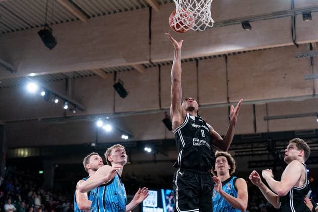 Demarcus Demonia (BMA365 Bamberg Baskets, 08) beim Korbleger, GER, Veolia Towers Hamburg vs BMA365 Bamberg Baskets, Basketball, Bundesliga, Spieltag 6, Saison 2025 2026, 01.11.2025 GER, Veolia Towers Hamburg vs BMA365 Bamberg Baskets, Basketball, Bundesliga, Spieltag 6, Saison 2025 2026, 01.11.2025 Hamburg Copyright: xEibner-Pressefoto MaxxVincenx EP_MVN