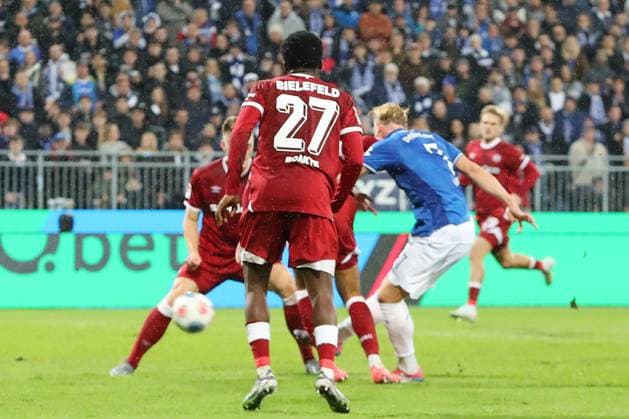 01.11.2025, xtvx, Fussball 2.Bundesliga, SV Darmstadt 98 - Arminia Bielefeld v.l. Goal scored, Tor zum 2:1 Isac Lidberg (SV Darmstadt 98) (DFL DFB REGULATIONS PROHIBIT ANY USE OF PHOTOGRAPHS as IMAGE SEQUENCES and or QUASI-VIDEO) Darmstadt