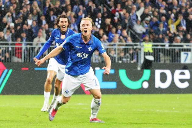01.11.2025, xtvx, Fussball 2.Bundesliga, SV Darmstadt 98 - Arminia Bielefeld v.l. Goal scored, Tor zum 2:1 Isac Lidberg (SV Darmstadt 98) Torjubel, Goal celebration, celebrate the goal, celebrates scoring (DFL DFB REGULATIONS PROHIBIT ANY USE OF PHOTOGRAPHS as IMAGE SEQUENCES and or QUASI-VIDEO) Darmstadt