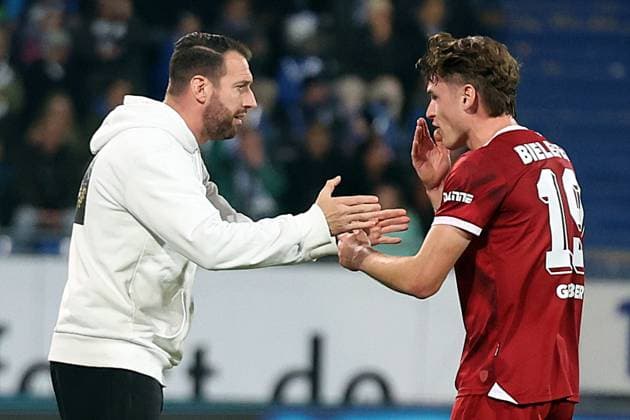 01.11.2025, xrekx, Fussball 2.Bundesliga, SV Darmstadt 98 - Arminia Bielefeld v.l. Torjubel nach dem Tor zum celebrating the goal celebrate 1:1 durch Noah Sarenren Bazee (Arminia Bielefeld) Mitch Kniat Trainer (Arminia Bielefeld) gibt Anweisungen, gestikuliert, mit den Armen gestikulieren gives instructions, gesticulate Maximilian Großer (Arminia Bielefeld) (DFL DFB REGULATIONS PROHIBIT ANY USE OF PHOTOGRAPHS as IMAGE SEQUENCES and or QUASI-VIDEO) Darmstadt