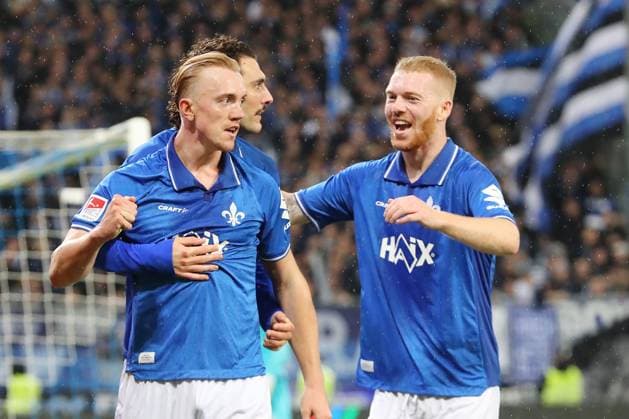01.11.2025, xtvx, Fussball 2.Bundesliga, SV Darmstadt 98 - Arminia Bielefeld v.l. Goal scored, Tor zum 2:1 Isac Lidberg (SV Darmstadt 98) Torjubel, Goal celebration, celebrate the goal, celebrates scoring Isac Lidberg (SV Darmstadt 98) Fraser Hornby (SV Darmstadt 98) Kai Klefisch (SV Darmstadt 98) (DFL DFB REGULATIONS PROHIBIT ANY USE OF PHOTOGRAPHS as IMAGE SEQUENCES and or QUASI-VIDEO) Darmstadt