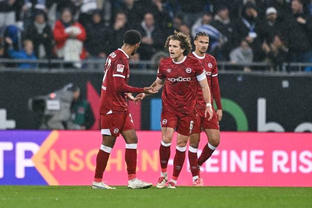 01.11.2025, Fussball, 2. Bundesliga, 11. Spieltag Saison 2025 2026, SV Darmstadt 98 - DSC Arminia Bielefeld, Noah Joel Sarenren Bazee (DSC Arminia Bielefeld), Mael Corboz (DSC Arminia Bielefeld) xRHR-FOTO TKx