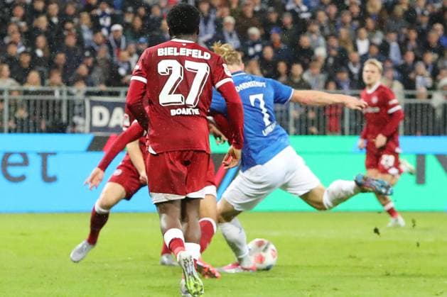 01.11.2025, xtvx, Fussball 2.Bundesliga, SV Darmstadt 98 - Arminia Bielefeld v.l. Goal scored, Tor zum 2:1 Isac Lidberg (SV Darmstadt 98) (DFL DFB REGULATIONS PROHIBIT ANY USE OF PHOTOGRAPHS as IMAGE SEQUENCES and or QUASI-VIDEO) Darmstadt