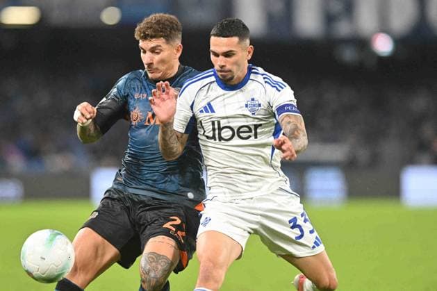 CALCIO - Serie A - SSC Napoli vs Como 1907 Giovanni Di Lorenzo of SSC Napoli competes for the ball with Lucas Da Cunha of Como 1907 during the Seie A Enelive match between SSC Napoli vs Como 1907 at Diego Armndo Maradona Stadium Naples Italy  Copyright: xIPAxSport ABACAx