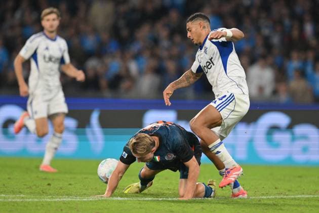 CALCIO - Serie A - SSC Napoli vs Como 1907 Rasmus Hojlund of SSC Napoli under pressure from Diego Carlos of Como 1907 during the match of 10th day of the Serie A Championship between S.S.C. Napoli and Como 1907 at the Maradona Stadium on Nov 1, 2025 in Naples, Italy. during SSC Napoli vs Como 1907, Italian soccer Serie A match in Naples, Italy, November 01 2025 Naples Italy  Copyright: xIPAxSport ABACAx