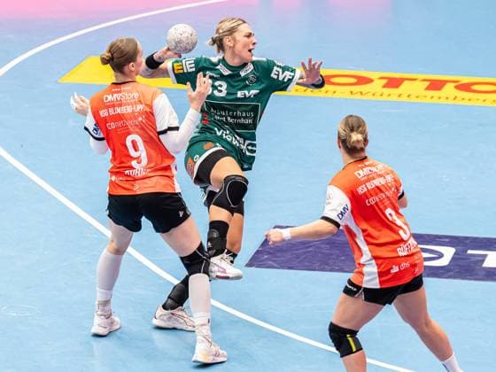 Luisa Schulze (Frisch Auf Frauen, 33) setzt sich am Kreis gegen Nieke Kuehne (HSG Blomberg-Lippe, 09) durch, Frisch Auf Goeppingen vs. HSG Blomberg-Lippe, Handball, 1. Bundesliga, Spielzeit 2025 2026, 01.11.2025 Frisch Auf Goeppingen vs. HSG Blomberg-Lippe, Handball, 1. Bundesliga, Spielzeit 2025 2026, 01.11.2025 Goeppingen Copyright: xMichaelxSchmidt Eibner-Pressefotx EP_MST
