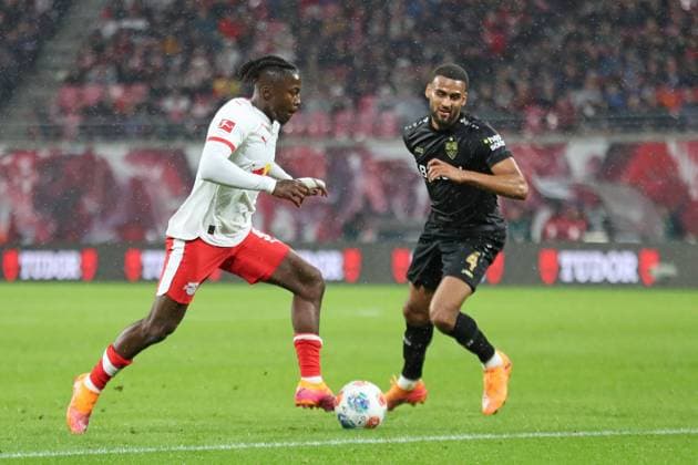 RB Leipzig vs. VfB Stuttgart, 01.11.2025 LEIPZIG, DEUTSCHLAND - NOVEMBER 1: Johan Bakayoko (9, RB Leipzig) vor Josha Vagnoman (4, VfB Stuttgart) während des Bundesliga-Spiels zwischen RB Leipzig vs. VfB Stuttgart in der Red Bull Arena am 9. Spieltag der 1. Bundesliga am November 1, 2025 in Leipzig, Deutschland. DFL REGULATIONS PROHIBIT ANY USE OF PHOTOGRAPHS AS IMAGE SEQUENCES AND OR QUASI-VIDEO. Copyright: xBEAUTIFULxSPORTS JanxKaeferx