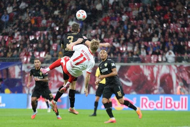 RB Leipzig vs. VfB Stuttgart, 01.11.2025 LEIPZIG, DEUTSCHLAND - NOVEMBER 1: Ramon Hendriks (3, VfB Stuttgart) gegen Conrad Harder (11, RB Leipzig) Rückenansicht Symbolbild während des Bundesliga-Spiels zwischen RB Leipzig vs. VfB Stuttgart in der Red Bull Arena am 9. Spieltag der 1. Bundesliga am November 1, 2025 in Leipzig, Deutschland. DFL REGULATIONS PROHIBIT ANY USE OF PHOTOGRAPHS AS IMAGE SEQUENCES AND OR QUASI-VIDEO. Copyright: xBEAUTIFULxSPORTS JanxKaeferx