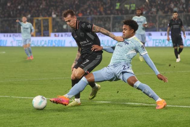 JuventusÕ Weston McKennie and UC Cremonese s Alessio Zerbin during the Serie A soccer match between Cremonese and Juventus at the Giovanni Zini Stadium in Cremona Italy - Sunday, 1 november 2025. - Soccer .  Copyright: xAlbertoxMariani LaPressex