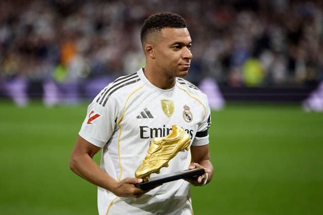 Kylian Mbappe of Real Madrid CF poses with the golden boot trophy Real Madrid v Valencia, La Liga, Football, Estadio Santiago Bernabeu, Madrid, Spain - 01 Nov 2025Madrid Estadio Santiago Bernabu Spain EDITORIAL USE ONLY No use with unauthorised audio, video, data, fixture lists, club league logos or live services. Online in-match use limited to 120 images, no video emulation. No use in betting, games or single club league player publications. Copyright: xRubenxAlbarran Shutterstockx 15649992q
