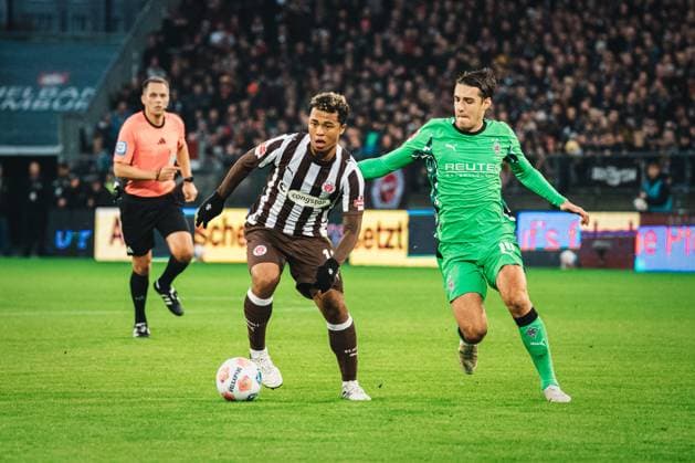 1. Bundesliga: FC St. Pauli - Borussia Mönchengladbach, 01.11.25 Joel Chima Fujita (FC St. Pauli, 16) am Ball, dahinter Florian Neuhaus (Borussia Mönchengladbach, 10); Fußball, 1. Bundesliga 2025 2026, 9. Spieltag: FC St. Pauli - Borussia Mönchengladbach am 01.11.2025 im Millerntor-Stadion, Hamburg DFB DFL REGULATIONS PROHIBIT ANY USE OF PHOTOGRAPHS AS IMAGE SEQUENCES AND OR QUASI-VIDEO. Copyright: xBEAUTIFULxSPORTS Tonhäuserx