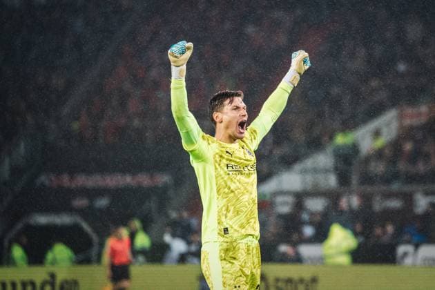 1. Bundesliga: FC St. Pauli - Borussia Mönchengladbach, 01.11.25 Moritz Nicolas (Borussia Mönchengladbach, 33) jubelt zu den Gästefans; Fußball, 1. Bundesliga 2025 2026, 9. Spieltag: FC St. Pauli - Borussia Mönchengladbach am 01.11.2025 im Millerntor-Stadion, Hamburg DFB DFL REGULATIONS PROHIBIT ANY USE OF PHOTOGRAPHS AS IMAGE SEQUENCES AND OR QUASI-VIDEO. Copyright: xBEAUTIFULxSPORTS Tonhäuserx