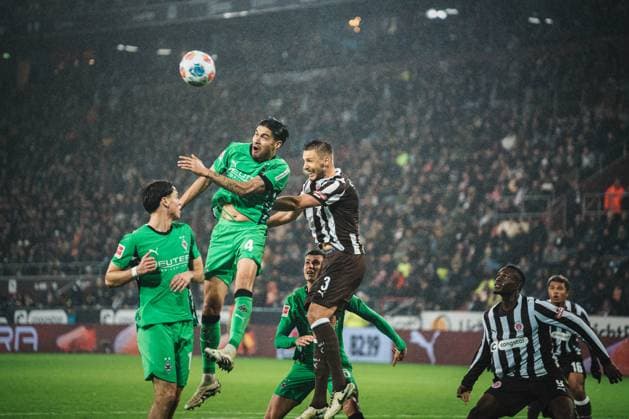 1. Bundesliga: FC St. Pauli - Borussia Mönchengladbach, 01.11.25 Kevin Diks (Borussia Mönchengladbach, 4) und Karol Mets (FC St. Pauli, 3) im Kopfballduell; Fußball, 1. Bundesliga 2025 2026, 9. Spieltag: FC St. Pauli - Borussia Mönchengladbach am 01.11.2025 im Millerntor-Stadion, Hamburg DFB DFL REGULATIONS PROHIBIT ANY USE OF PHOTOGRAPHS AS IMAGE SEQUENCES AND OR QUASI-VIDEO. Copyright: xBEAUTIFULxSPORTS Tonhäuserx