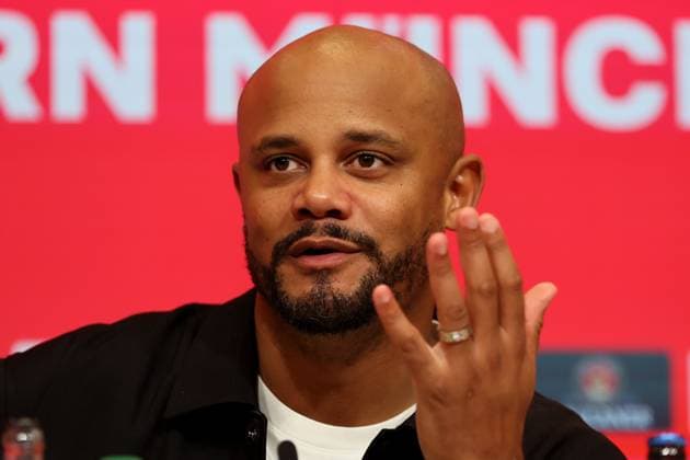 Fussball, Herren, Bundesliga, Saison 2025 2026, FC Bayern München - Bayer 04 Leverkusen, Allianz Arena Vincent Kompany, Trainer (FC Bayern München) bei der Pressekonferenz nach dem Spiel, Kopf, Portrait, Hand, Handbewegung DFB, DFL regulations prohibit any use of photographs as image sequences and or quasi-video
