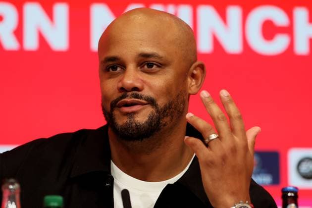 Fussball, Herren, Bundesliga, Saison 2025 2026, FC Bayern München - Bayer 04 Leverkusen, Allianz Arena Vincent Kompany, Trainer (FC Bayern München) bei der Pressekonferenz nach dem Spiel, Kopf, Portrait ,Hand, Handbewegung DFB, DFL regulations prohibit any use of photographs as image sequences and or quasi-video