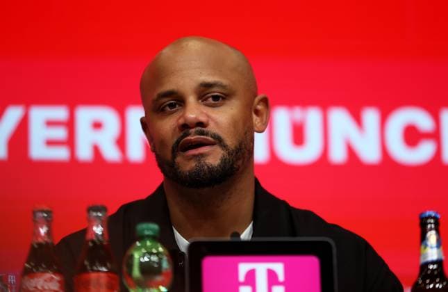 Fussball, Herren, Bundesliga, Saison 2025 2026, FC Bayern München - Bayer 04 Leverkusen, Allianz Arena Vincent Kompany, Trainer (FC Bayern München) bei der Pressekonferenz nach dem Spiel, Kopf, Portrait DFB, DFL regulations prohibit any use of photographs as image sequences and or quasi-video