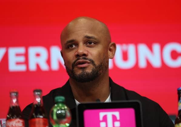 Fussball, Herren, Bundesliga, Saison 2025 2026, FC Bayern München - Bayer 04 Leverkusen, Allianz Arena Vincent Kompany, Trainer (FC Bayern München) bei der Pressekonferenz nach dem Spiel, Kopf, Portrait DFB, DFL regulations prohibit any use of photographs as image sequences and or quasi-video