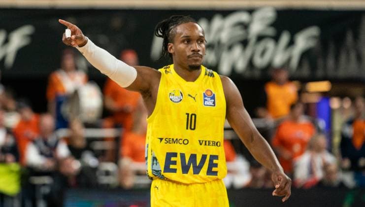 1.11.2025, Basketball, Herren, easy credit BBL, easy credit Bundesliga, BBL, Bundesliga, 6. Spieltag, Rostock Seawolves - EWE Baskets Oldenburg James Woodard (EWE Baskets Oldenburg) Rostock Stadthalle Mecklenburg-Vorpommern Deutschland