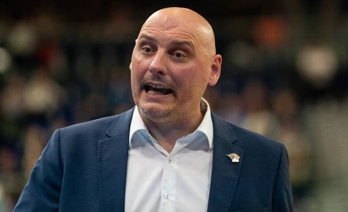 1.11.2025, Basketball, Herren, easy credit BBL, easy credit Bundesliga, BBL, Bundesliga, 6. Spieltag, Rostock Seawolves - EWE Baskets Oldenburg Trainer PrzemysÅ‚aw Frasunkiewicz (Rostock Seawolves) Rostock Stadthalle Mecklenburg-Vorpommern Deutschland