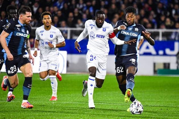 FOOTBALL : AJ Auxerre vs Olympique de Marseille - Ligue 1 - JournÃ e 11 - 01 11 2025 Elisha Owusu (AJ Auxerre) Amir Murillo (OM) RennesFrance  Copyright: xBaptistexAutissierx
