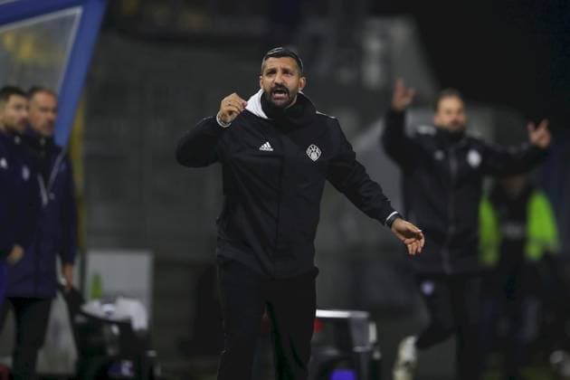 31.10.2025, xjcx, Herren, Fussball, Saison 2025 2026, Regionalliga Bayern, 16. Spieltag: SV Viktoria Aschaffenburg - TSV Buchbach Aytac Sulu (Trainer, SV Viktoria Aschaffenburg) gestikuliert, Arme, Hände, gibt Anweisungen Aschaffenburg Stadion am Schoenbusch Bayern Deutschland
