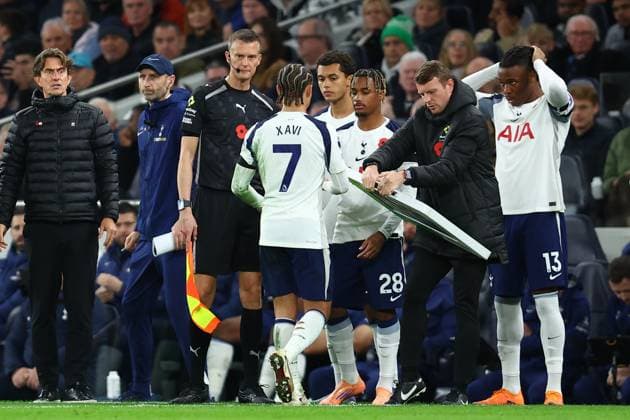 London, England, 1st November 2025. Xavi Simons of Tottenham Hotspur is substituted during the Tottenham Hotspur vs Chelsea Premier League match at the Tottenham Hotspur Stadium, London. Picture credit should read: Paul Terry Sportimage EDITORIAL USE ONLY. No use with unauthorised audio, video, data, fixture lists, club league logos or live services. Online in-match use limited to 120 images, no video emulation. No use in betting, games or single club league player publications. SPI_066_PT_Tottenham_Chelsea SPI-4252-0066