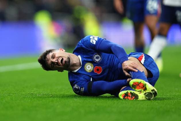 London, England, 1st November 2025. Pedro Neto of Chelsea looks to be in pain during the Tottenham Hotspur vs Chelsea Premier League match at the Tottenham Hotspur Stadium, London. Picture credit should read: Paul Terry Sportimage EDITORIAL USE ONLY. No use with unauthorised audio, video, data, fixture lists, club league logos or live services. Online in-match use limited to 120 images, no video emulation. No use in betting, games or single club league player publications. SPI_069_PT_Tottenham_Chelsea SPI-4252-0069