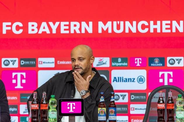 Vincent Kompany (FC Bayern Muenchen, Chef-Trainer) PK Pressekonferenz fragender Blick nachdenklich Mimik Gestik Geste, GER, FC Bayern Muenchen vs. Bayer 04 Leverkusen, Fussball, Bundesliga, 09. Spieltag, Spielzeit 2025 2026, 01.11.2025, DFL DFB REGULATIONS PROHIBIT ANY USE OF PHOTOGRAPHS AS IMAGE SEQUENCES AND OR QUASI-VIDEO, GER, FC Bayern Muenchen vs. Bayer 04 Leverkusen, Fussball, Bundesliga, 09. Spieltag, Spielzeit 2025 2026, 01.11.2025 Muenchen