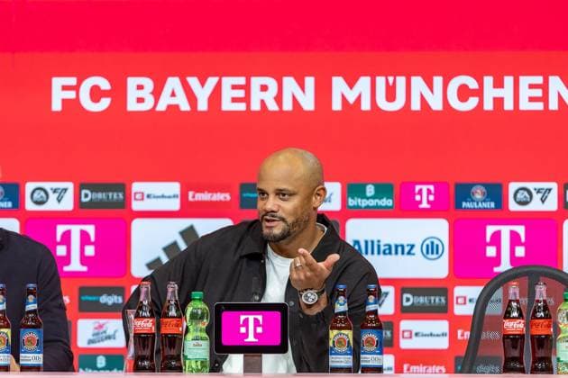 Vincent Kompany (FC Bayern Muenchen, Chef-Trainer) PK Pressekonferenz Mimik Gestik Geste, GER, FC Bayern Muenchen vs. Bayer 04 Leverkusen, Fussball, Bundesliga, 09. Spieltag, Spielzeit 2025 2026, 01.11.2025, DFL DFB REGULATIONS PROHIBIT ANY USE OF PHOTOGRAPHS AS IMAGE SEQUENCES AND OR QUASI-VIDEO, GER, FC Bayern Muenchen vs. Bayer 04 Leverkusen, Fussball, Bundesliga, 09. Spieltag, Spielzeit 2025 2026, 01.11.2025 Muenchen